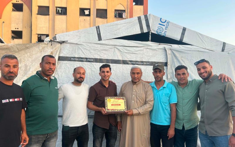 المُختار برفقة اللجنة الاجتماعية بمجلس العائلة يتقدمون بالتهنئة للدكتور سائد القصاص بمناسبة تخرجه.