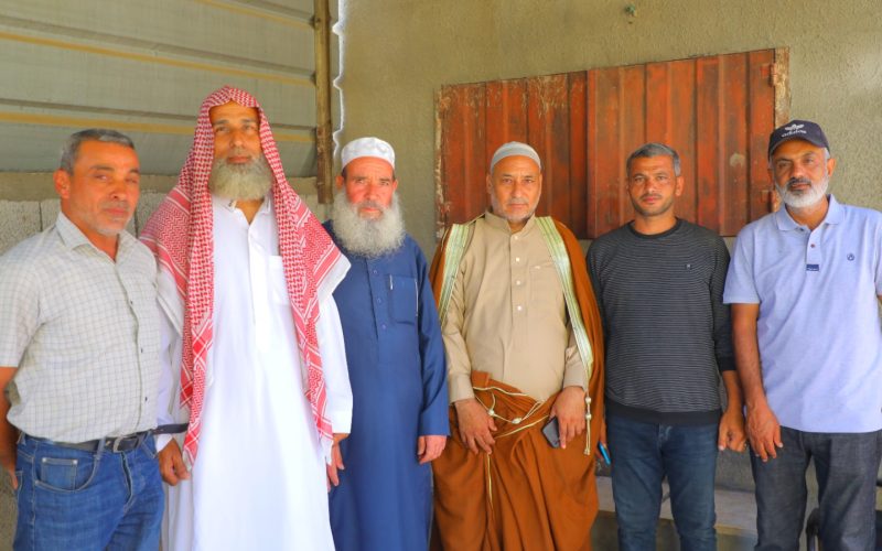 ضمن الجهود المبذولة لخدمة أبناء العائلة، المختار ومجلس عائلة القصاص يقومون بزيارة جمعية دار الكتاب والسُنّة